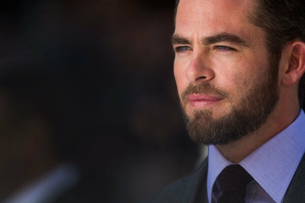 Porträt von chris pine mit Bart