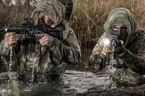 Soldaten mit Waffen im Hinterhalt