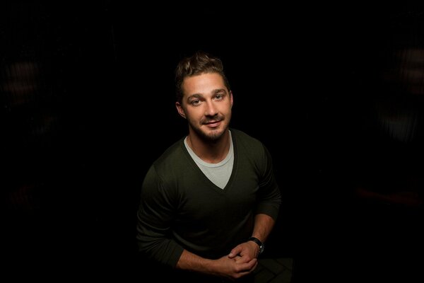 Der Schauspieler mit dem Bart lächelt in die Kamera