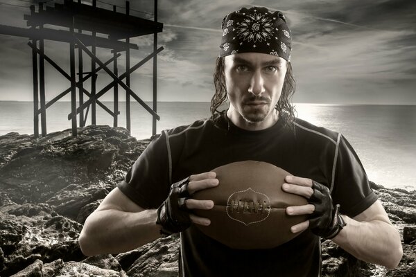 Ein Mann mit einem Rugby-Ball in den Händen