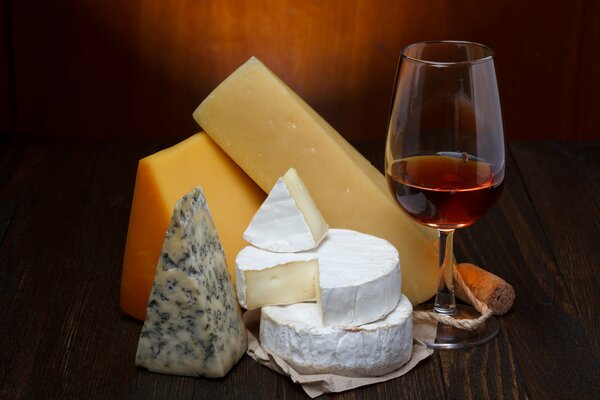 Feiner Rotwein mit Käse