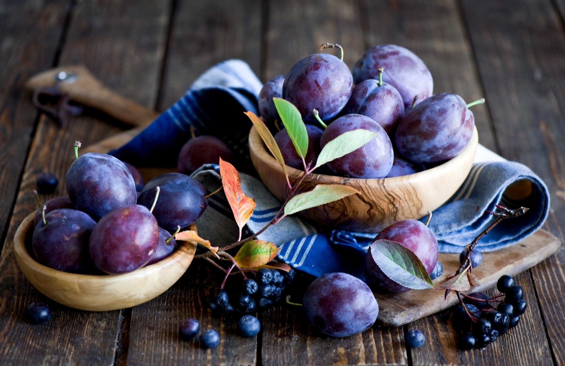 pflaumen obst beeren geschirr tafel serviette blätter herbst stillleben
