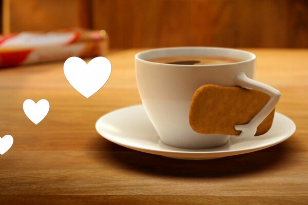 Tasse frisch duftender schwarzer Kaffee mit Keksen