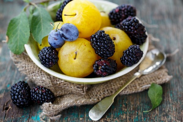 Sommer-Stillleben aus Pflaumen und Brombeeren