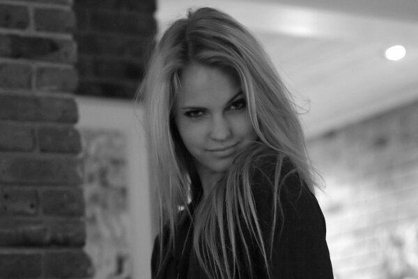 Schwarz-Weiß-Foto von Model Emily Marie. Auf dem Foto hat das Mädchen ihre Augen süß verdreht