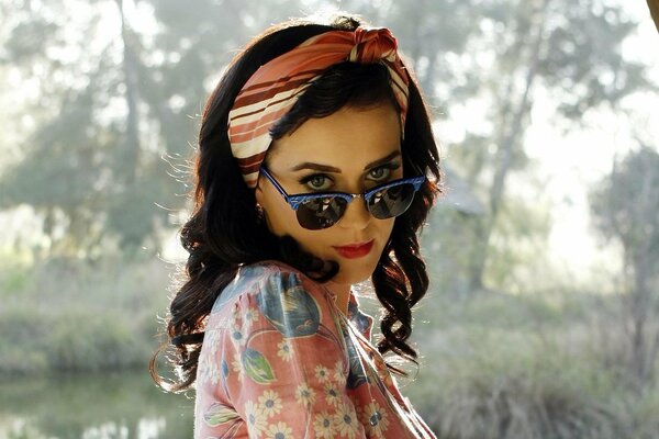 Katy Perry Portrait mit Sonnenbrille