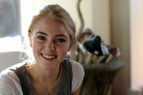 Schöne junge blonde Schauspielerin