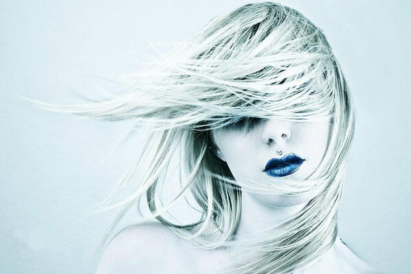 Blondine mit blauem Lippenstift
