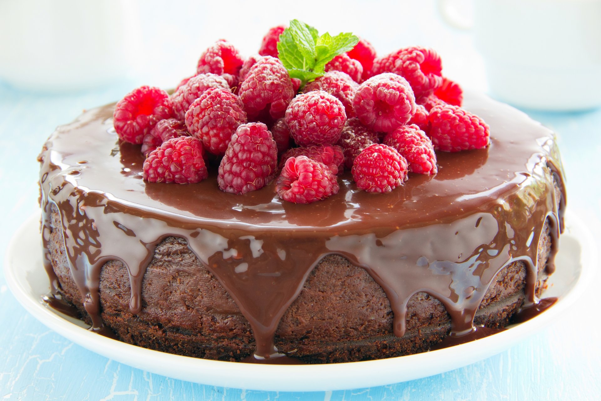 kuchen backen dessert himbeeren beeren schokolade zuckerguss