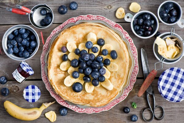 Blaubeeren und Bananenmarmelade mit Pfannkuchen