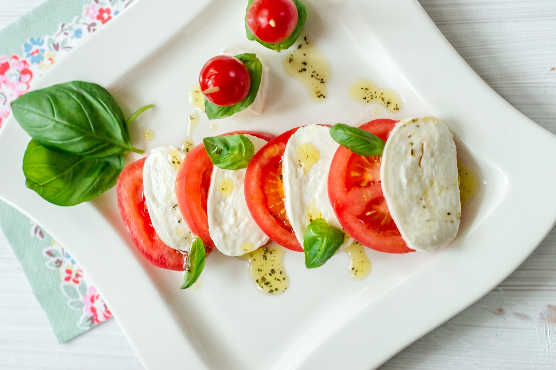 salat essen caprese vorspeise basilikum tomaten mozzarella käse butter