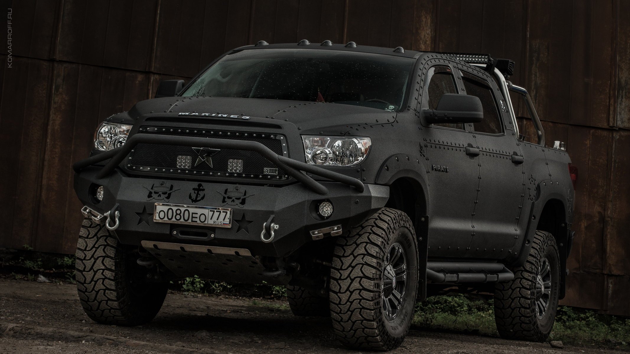 tundra line-x suv toyota vorne