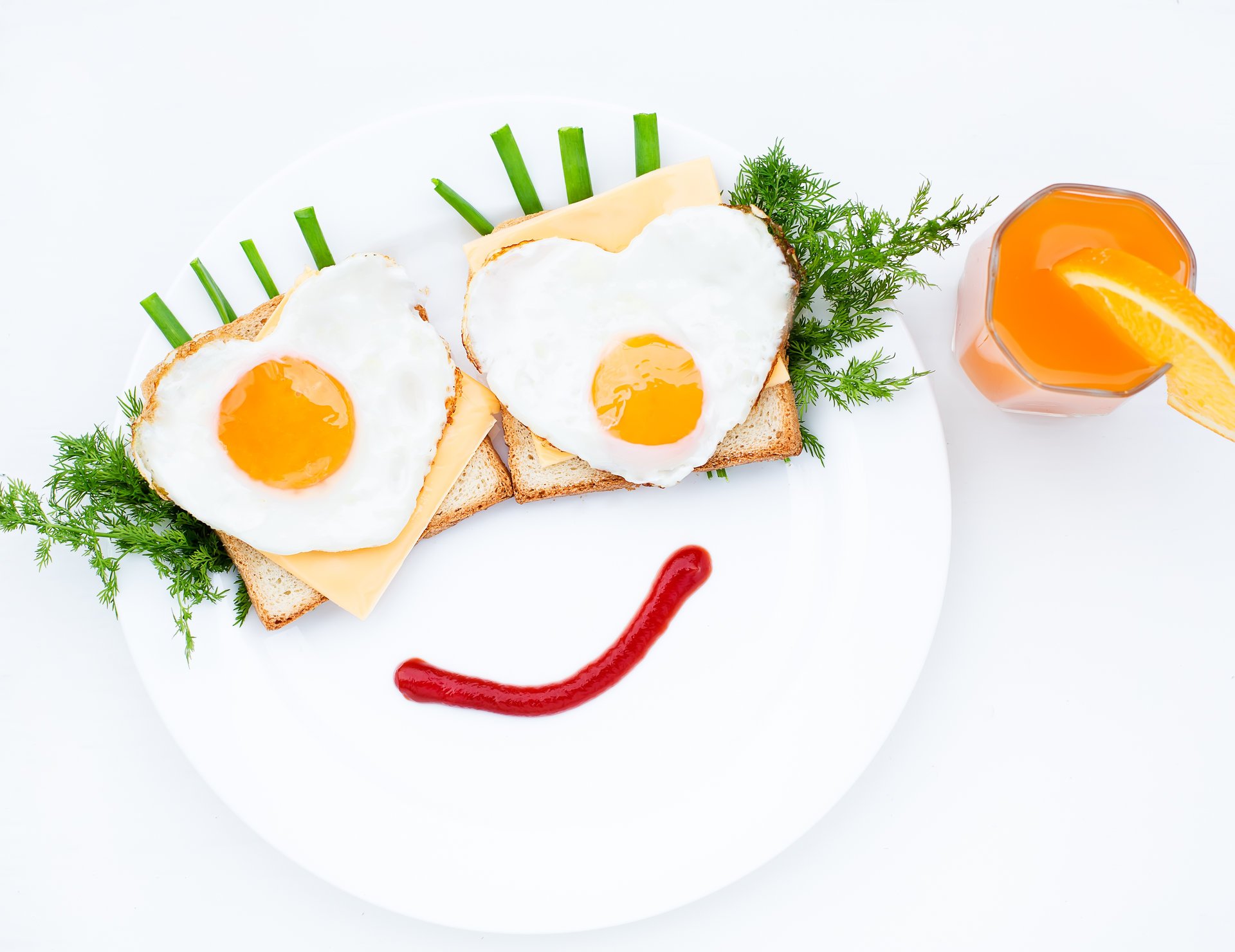 teller essen frühstück kreativ brot dill frühlingszwiebeln rührei glas saft