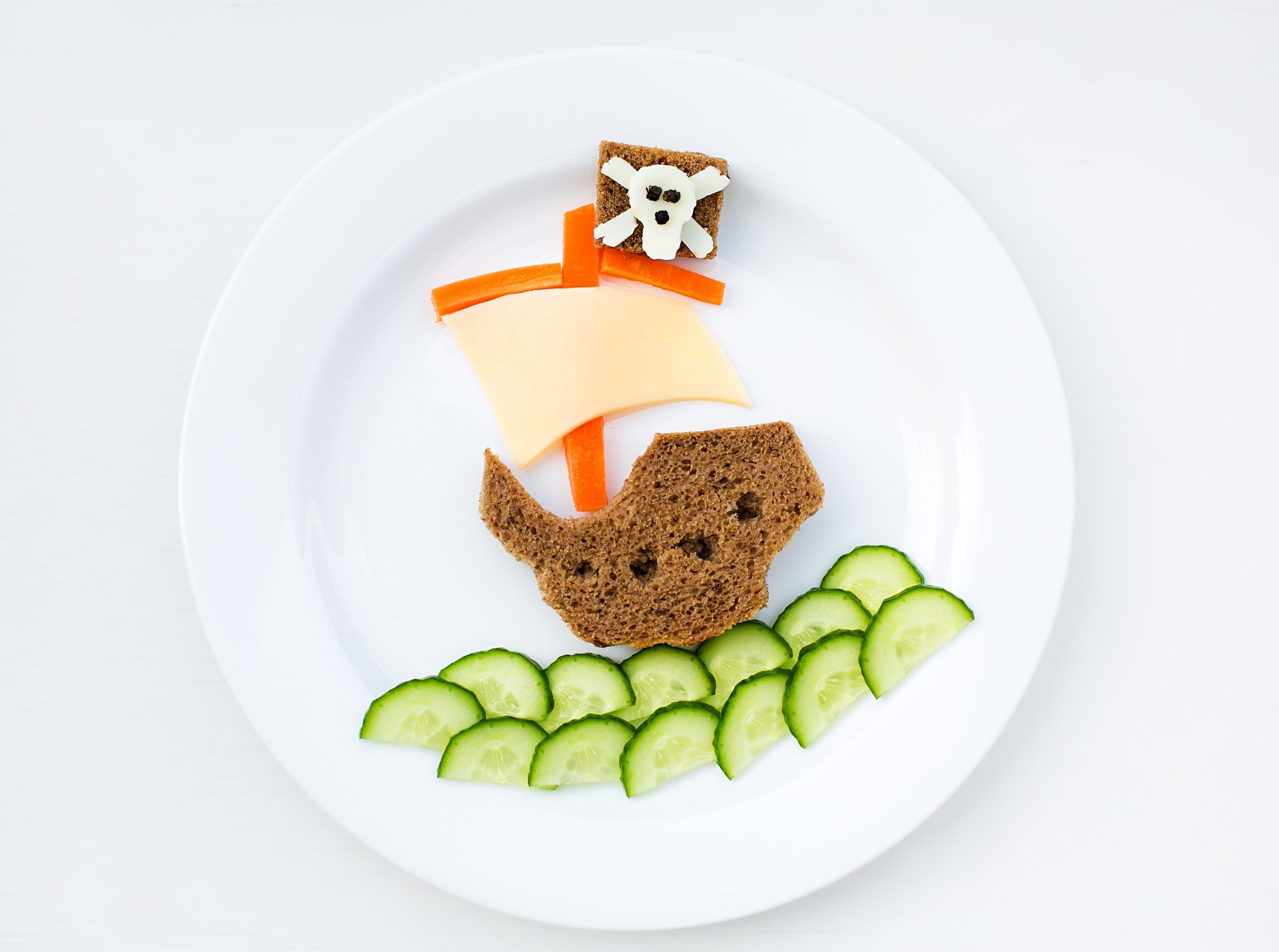 teller essen frühstück kreativ brot gurke käse pfeffer