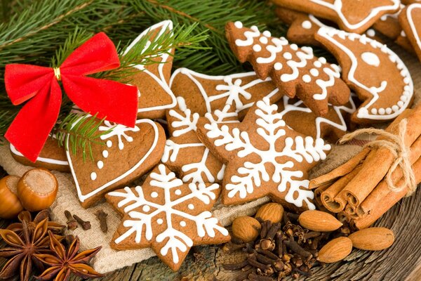 Weihnachtskekse mit Glasur unter dem Weihnachtsbaum