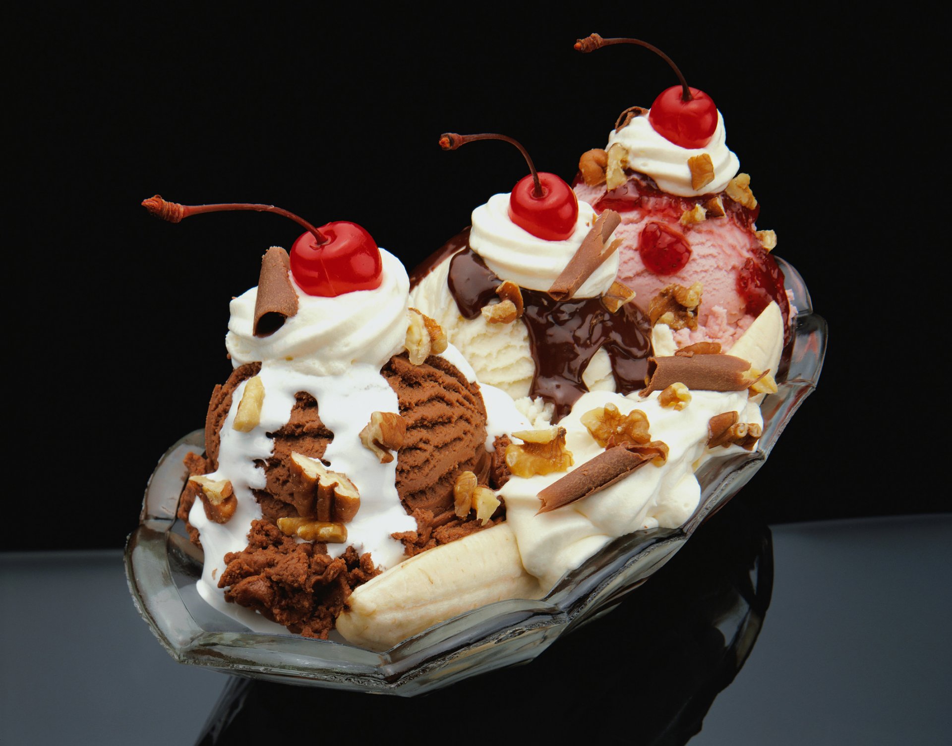 dessert eis vanille erdbeere schokolade kirsche banane nüsse