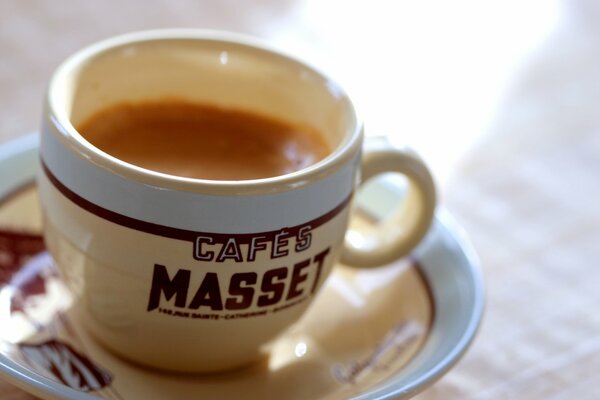 Tasse mit Aufschrift gefüllt mit duftendem Kaffee