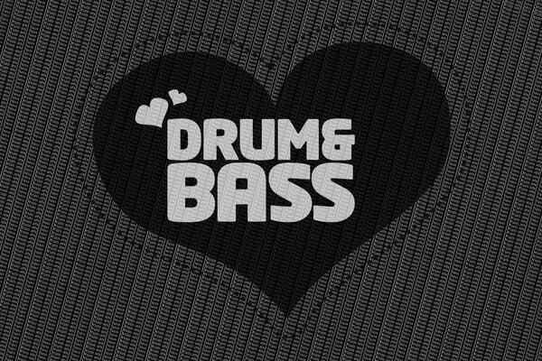 Herzförmiges Emblem auf Stoff mit Drumaufdruck und Bass