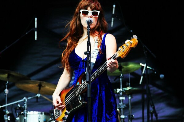 Die berühmte Sängerin Jenny Lewis steht auf der Bühne und spielt Gitarre