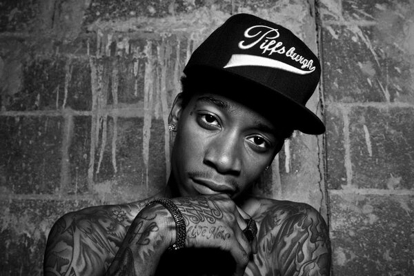 Rapper Cameron Djibril trägt eine Mütze