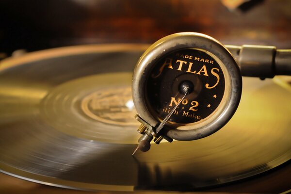 Das alte Musikzentrum ist ein Grammophon mit einer Platte