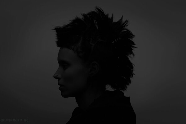 Silhouette der Schauspielerin aus dem Film Mädchen mit Drachentätowierung auf dunklem Hintergrund. 