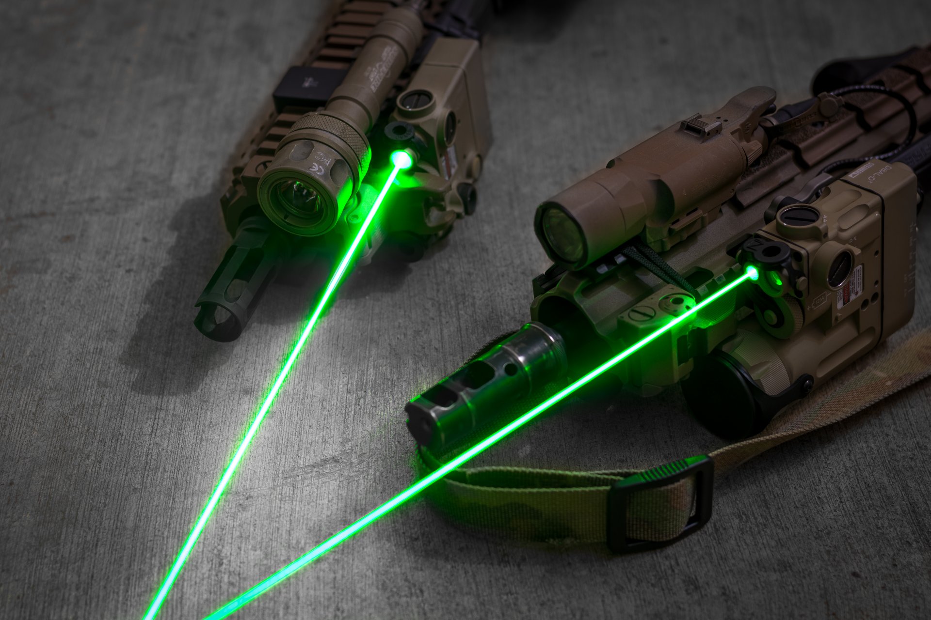 sturmgewehre waffen taschenlampen zielfernrohr