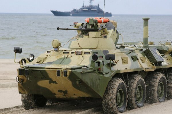 Btr-82 vor dem Hintergrund eines Kriegsschiffes