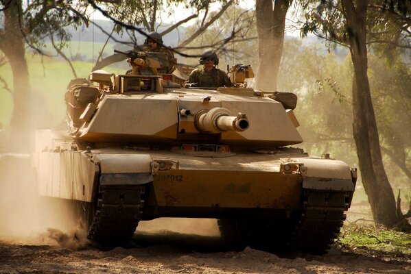 Schüler sind Tanker auf dem Abrams-Panzer