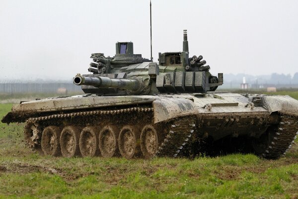 Der Panzer t-72 führt eine Kampfmission aus