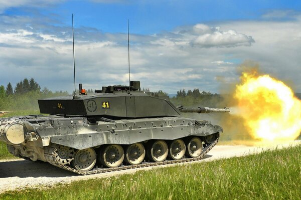 Der Tank erzeugt eine Salve