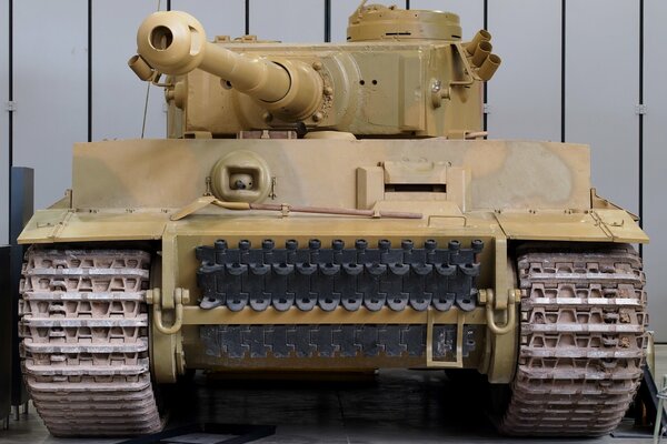Tarnfarbener Panzer blies nach vorne