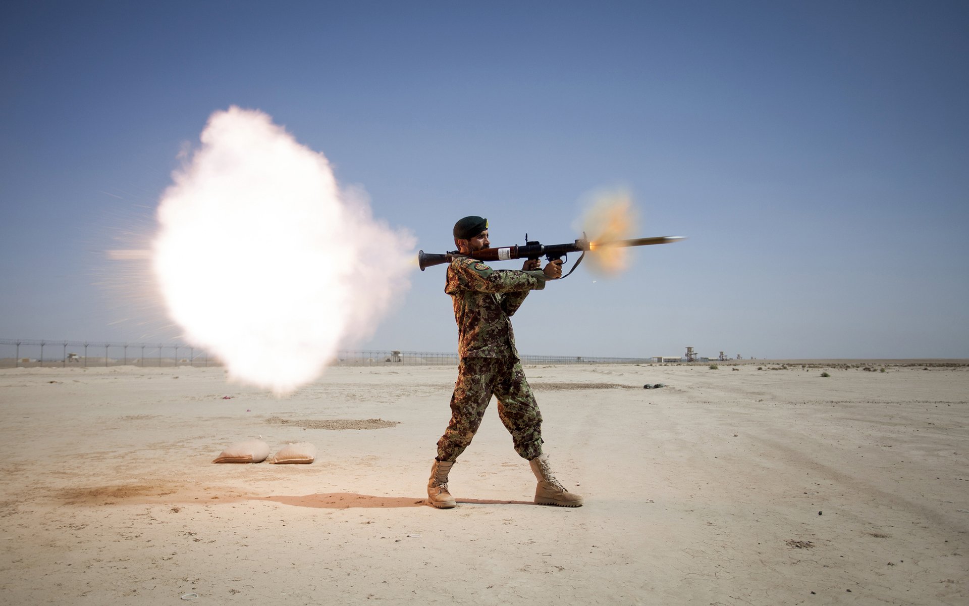 rpg raketenwerfer waffe soldat explosion himmel feld