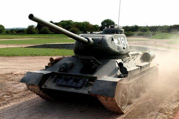 Ein sowjetischer Panzer fährt auf der Straße