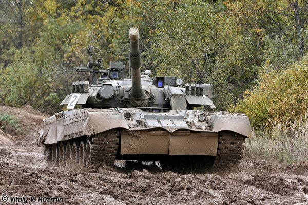 Die Sonne Russlands. Tank T80. Im Wald
