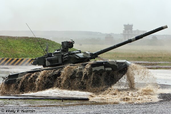 Der Tank t-90 a läuft durch das Wasser