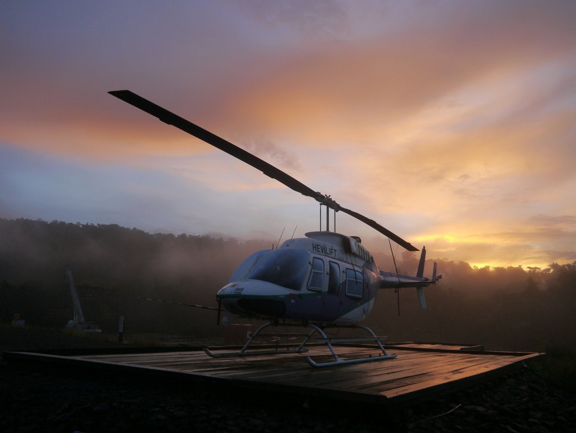 hubschrauber chopper glocke longranger dschungel am morgen szene png