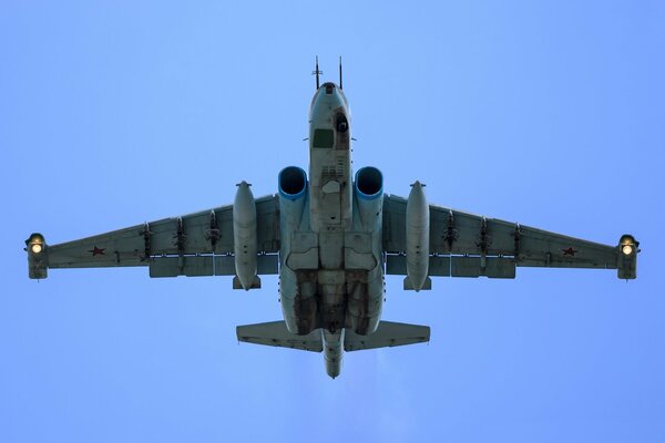 Das gepanzerte Subsonic-Sturmtruppschiff su-25 fliegt in den blauen Himmel