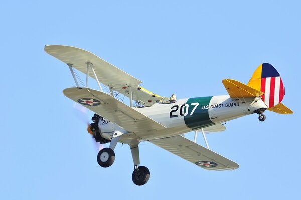 US Coast Guard Doppeldecker Flugzeug fliegt in den blauen Himmel