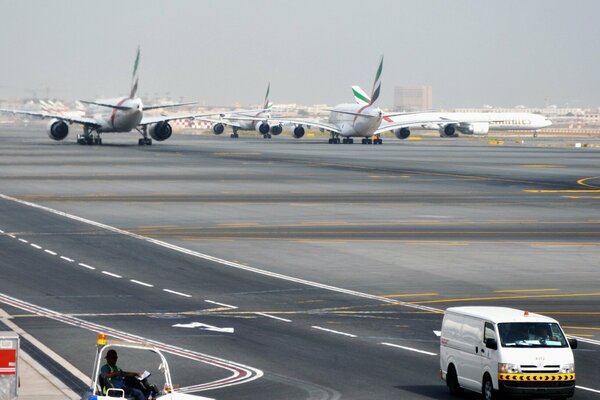 Boeing-Flugzeuge stehen am Flughafen