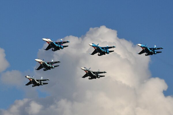 Kampfjets in Form eines Dreiecks bauen