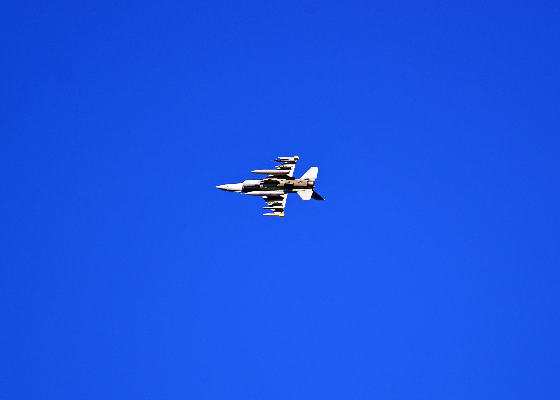 himmel flugzeug f-16 fighting falcon amerikanischer multifunktionaler leichter kämpfer der vierten generation