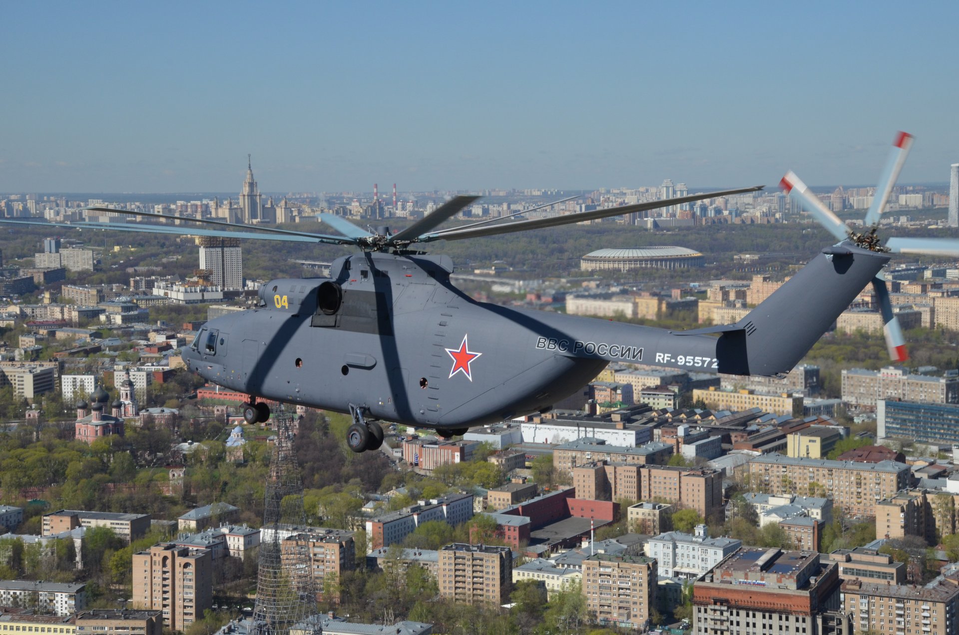 mi-26 russische luftwaffe stadt moskau ansicht von oben stalin hochhaus turm shukhov mi-26 russische luftkraft flug hubschrauber ansicht beliebt stalin wolkenkratzer shukhov