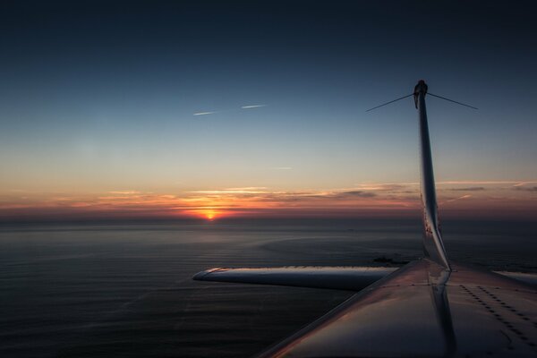 Sonnenuntergang am Schwanz des Flugzeugs