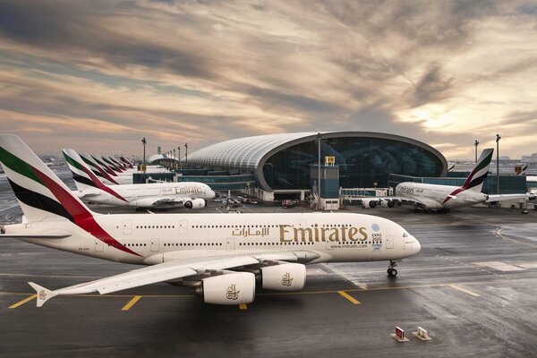 Flugzeugurlaub am Morgenflughafen
