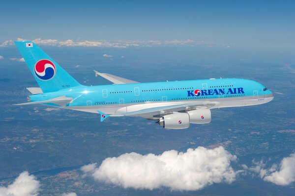 Flugzeug Airbus der koreanischen Airlines im Regionalhimmel