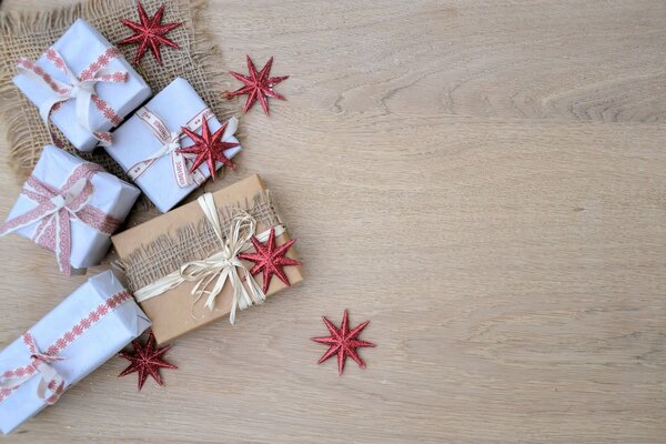 Schöne Dekoration von Weihnachtsgeschenken