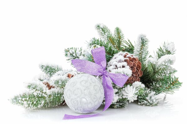 Weihnachtsspielzeug auf einem Tannenzweig