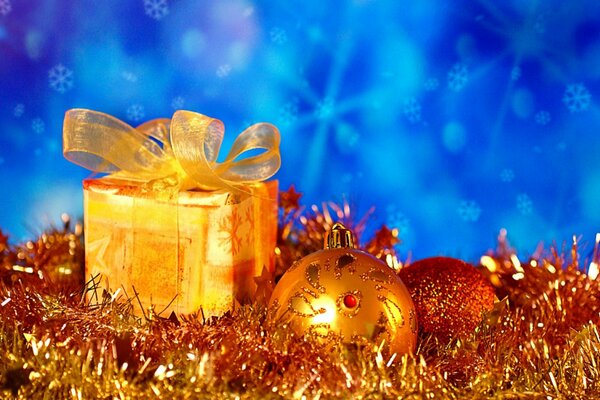 Helles gelbes Geschenk und Weihnachtsschmuck
