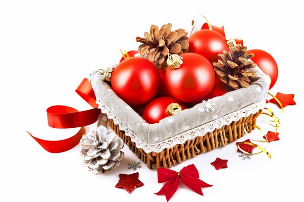 Rote Weihnachtskugeln mit Zapfen